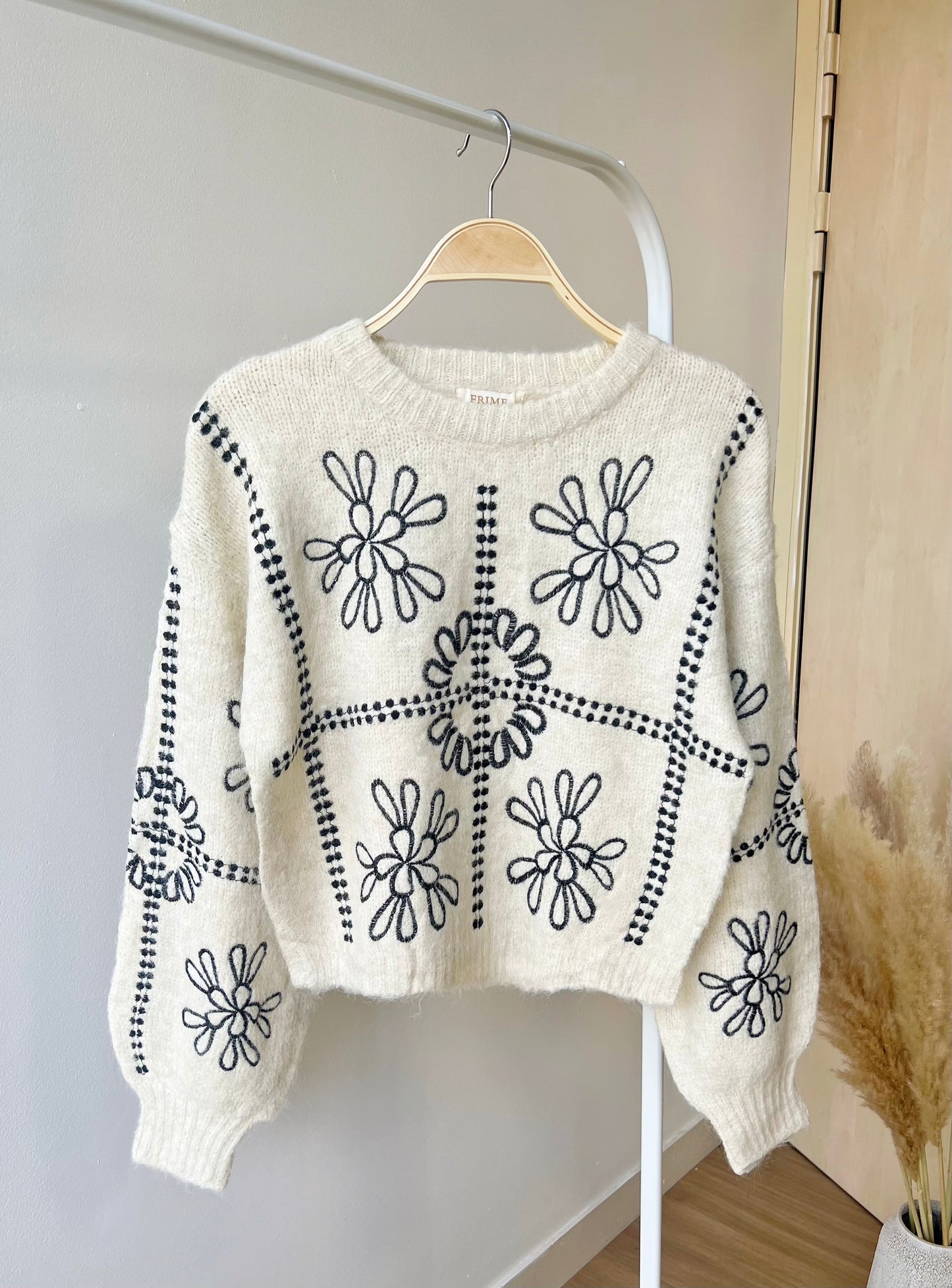 Pull en maille doux au toucher avec broderies de fleurs - 5388