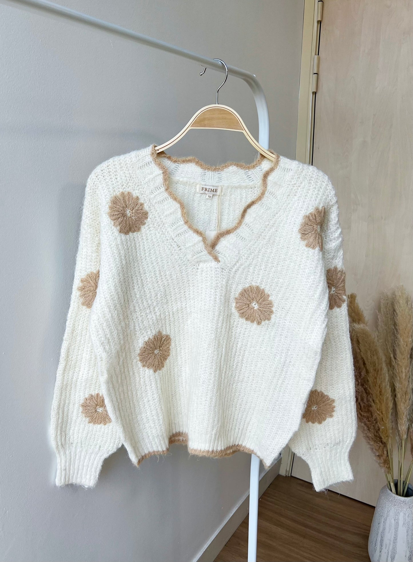 Pull en maille avec fleurs brodées - 5377